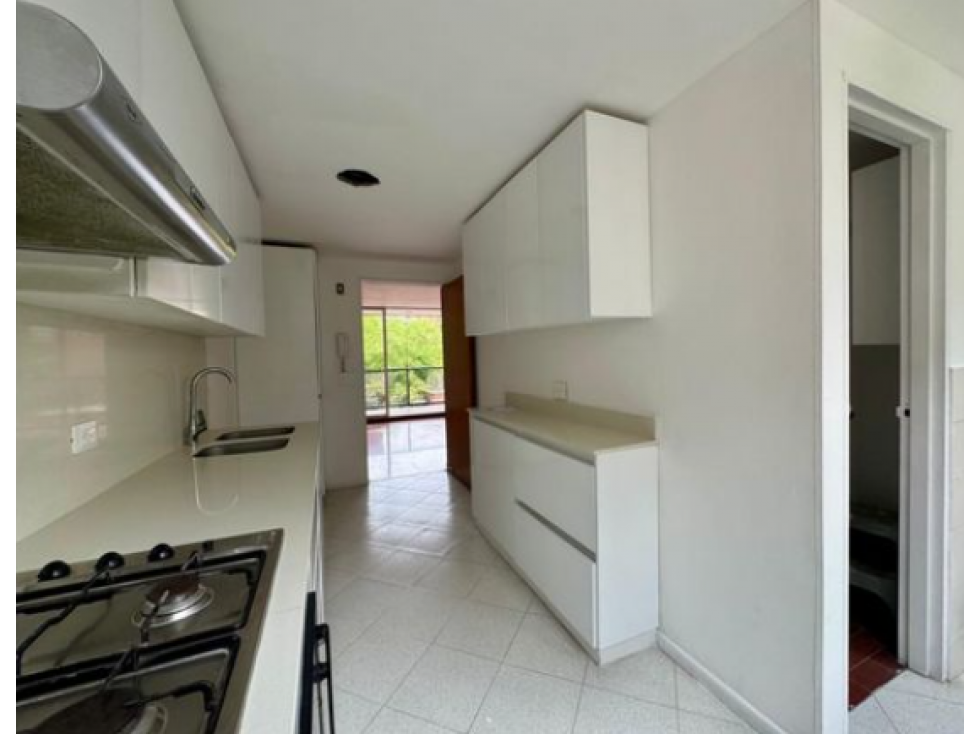 Venta apartamento con balcón. El Poblado Tansv Inf. Unidad completa. — foto 6