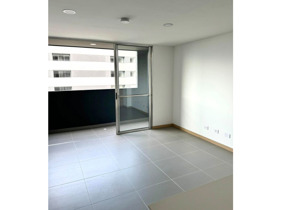 Venta apartamento con balcón. Guayabal. Unidad completa.