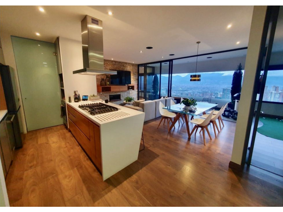 Venta apartamento con balcón. El Poblado. San Lucas. U. con piscina. — foto 4