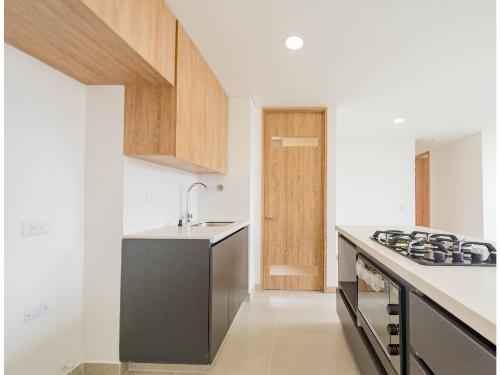 Venta apartamento con balcón en Ditaires, Itagüí. Unidad completa. — foto 2