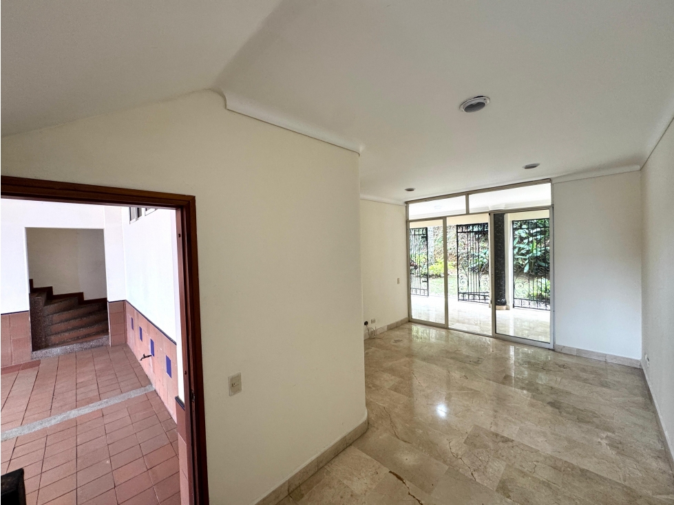 Alquiler casa con zona verde. El Poblado, La Superior. Ud. con pisci — foto 4