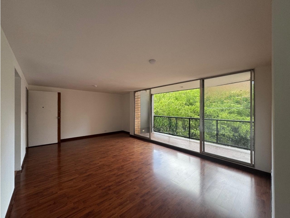 Venta apartamento con balcón. El Poblado Tansv Inf. Unidad completa.