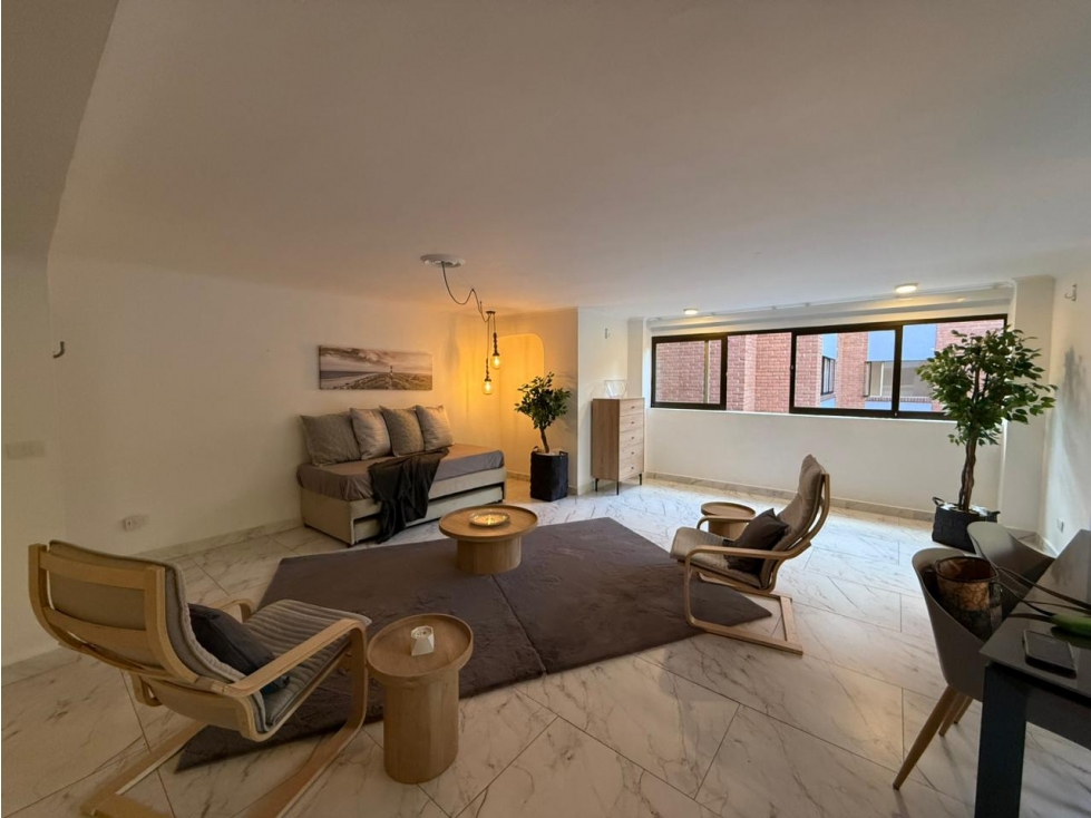 Venta apartamento remodelado y amoblado. El Poblado, Inferior.