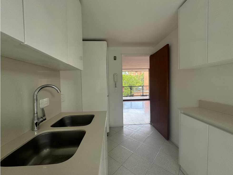 Venta apartamento con balcón. El Poblado Tansv Inf. Unidad completa. — foto 4