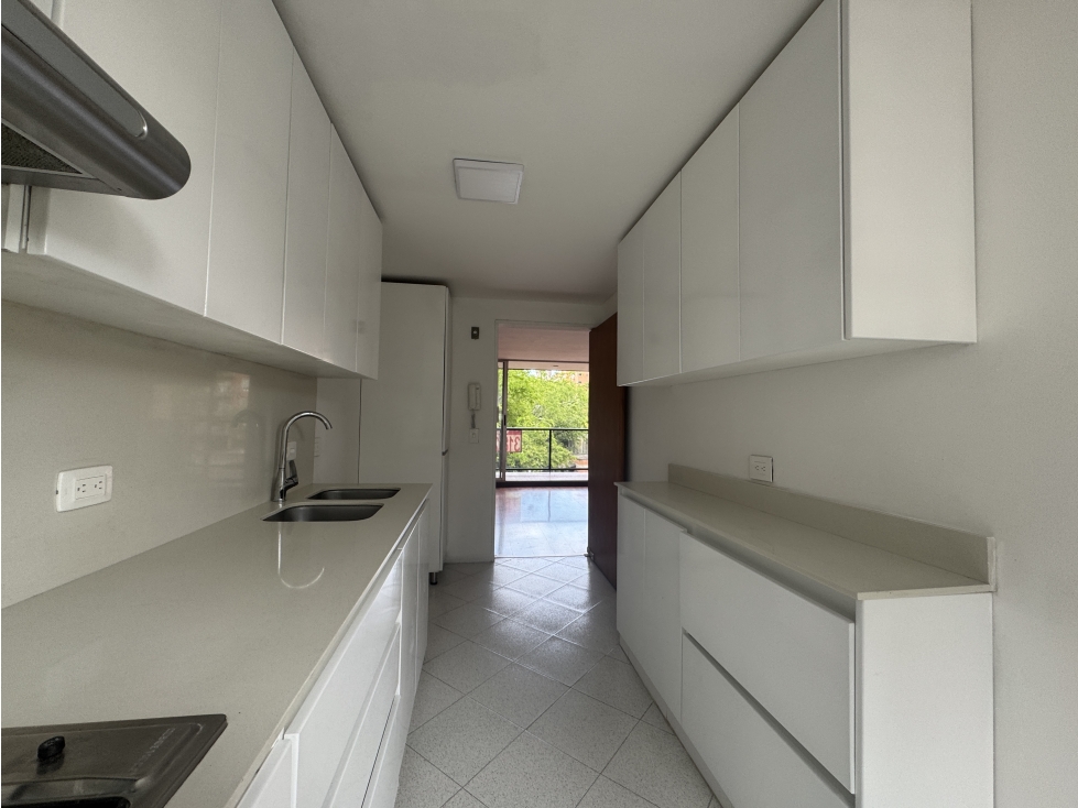 Venta apartamento con balcón. El Poblado Tansv Inf. Unidad completa. — foto 5