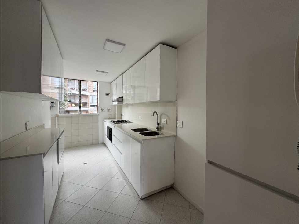 Venta apartamento con balcón. El Poblado Tansv Inf. Unidad completa. — foto 3