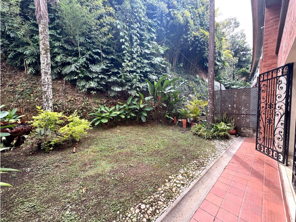 Venta casa con zona verde. El Poblado, La Superior. Ud. con piscina.