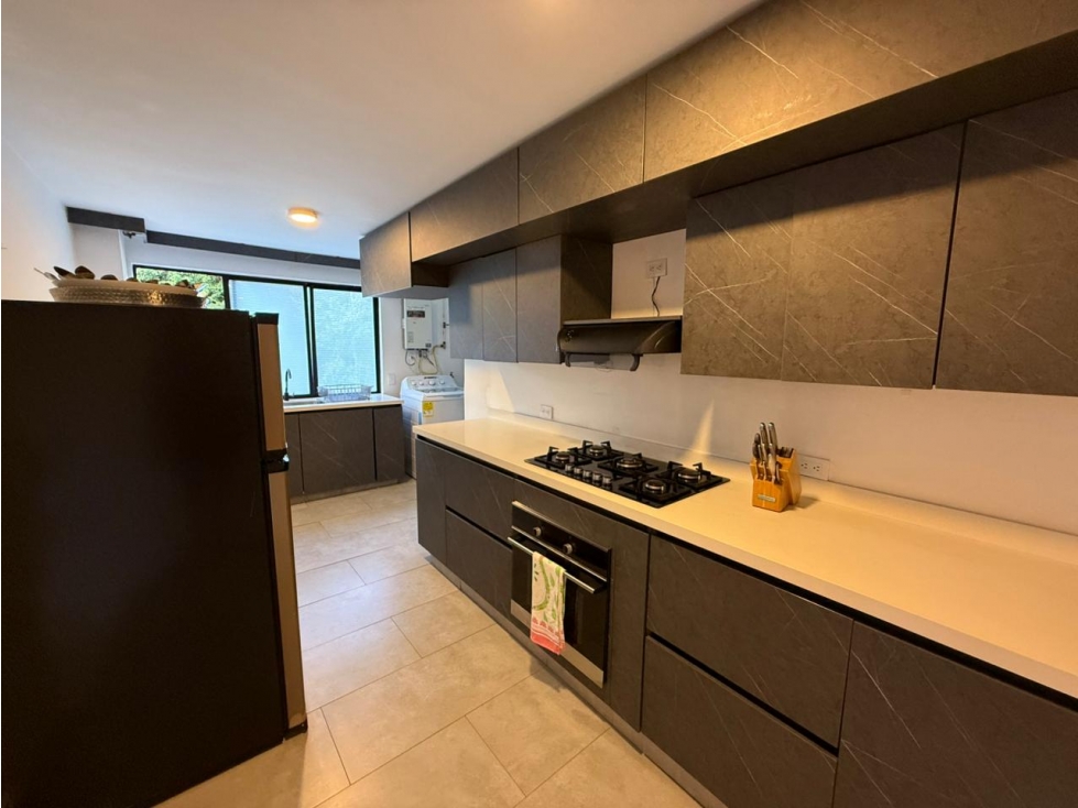 Venta apartamento remodelado y amoblado. El Poblado, Inferior. — foto 6