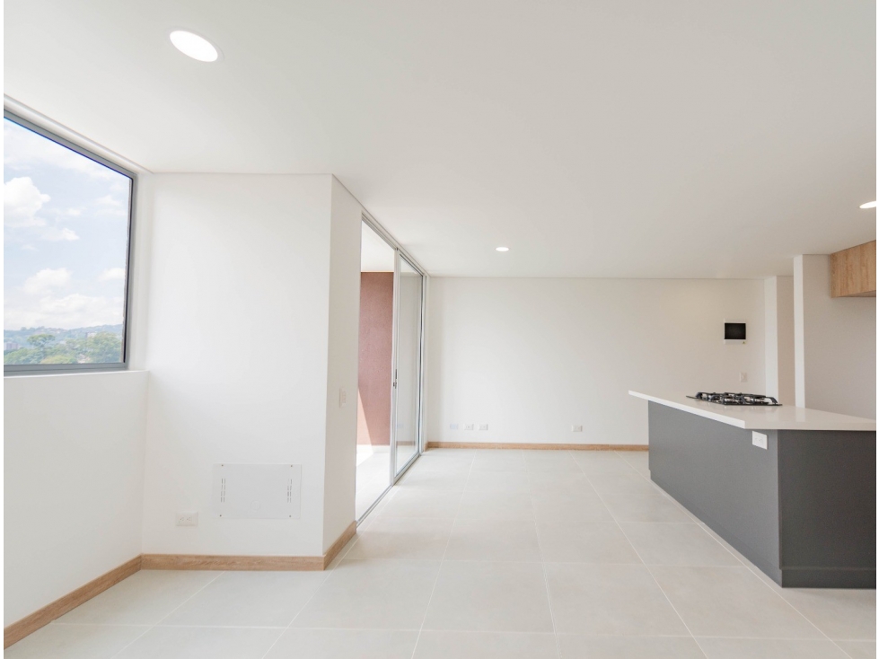 Venta apartamento con balcón en Ditaires, Itagüí. Unidad completa. — foto 3