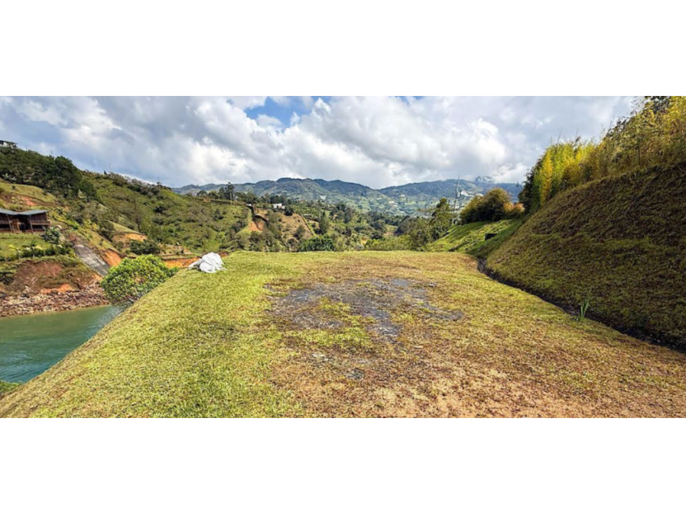 Venta de lote. Vista panorámica. Unidad cerrada con portería. Guatapé. — foto 3