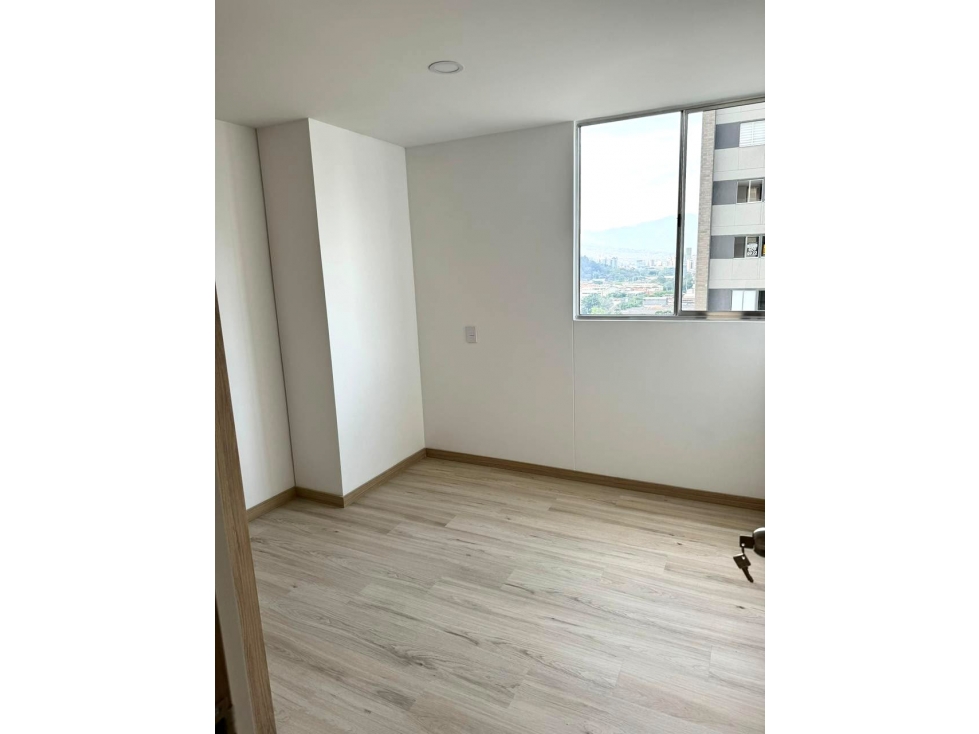 Venta apartamento con balcón. Guayabal. Unidad completa. — foto 3