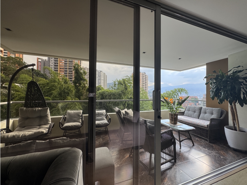 Venta apartamento con balcón, Envigado, El Esmeraldal. Ud. Completa.