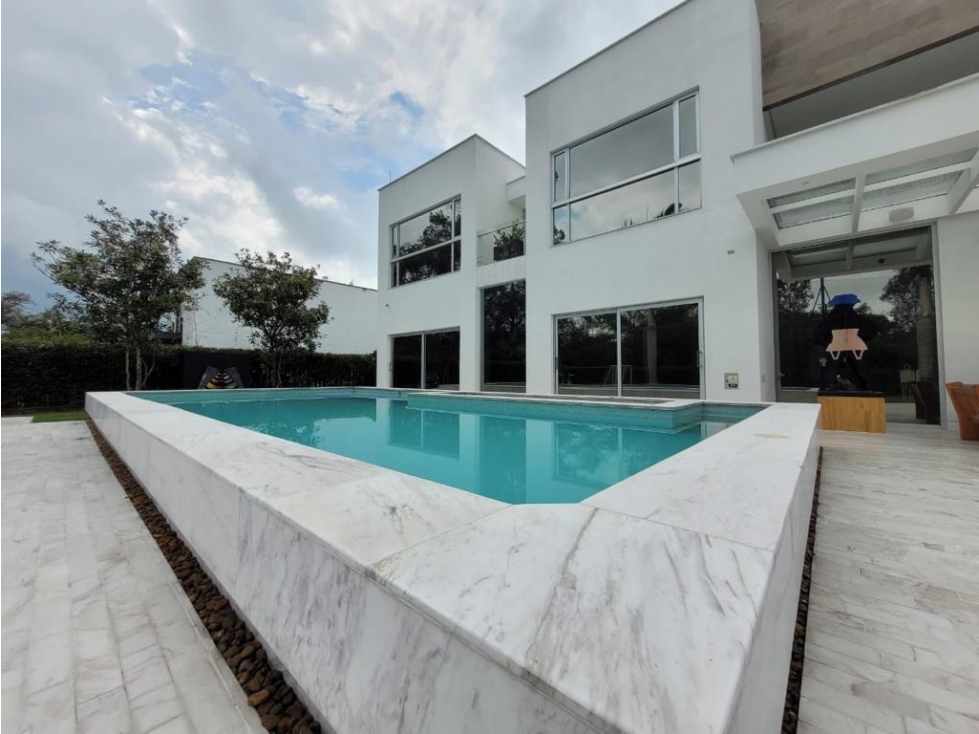 Venta casa dos niveles con ascensor y piscina, Llano Grande.
