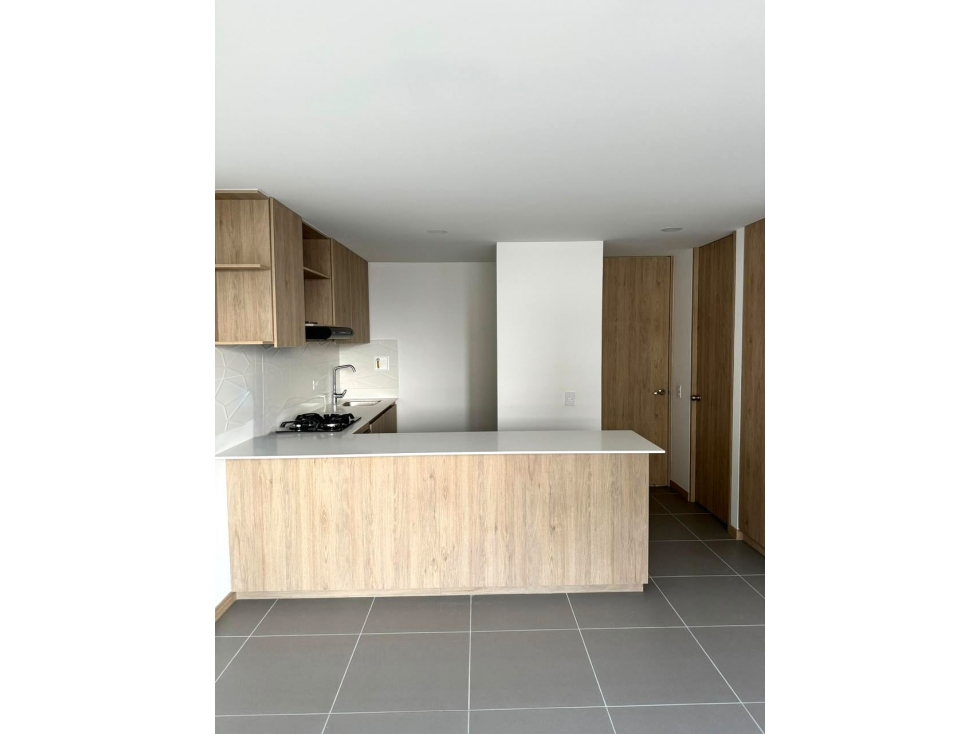Venta apartamento con balcón. Guayabal. Unidad completa. — foto 2