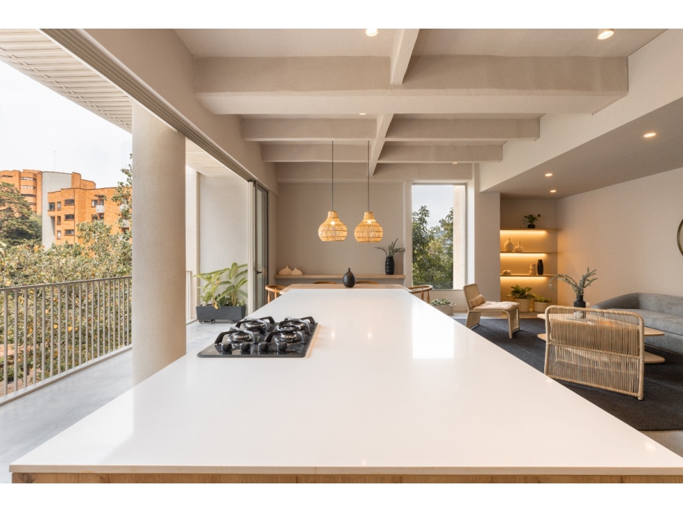Venta apartamento de lujo amoblado, balcón. El Poblado, Las Lomas.