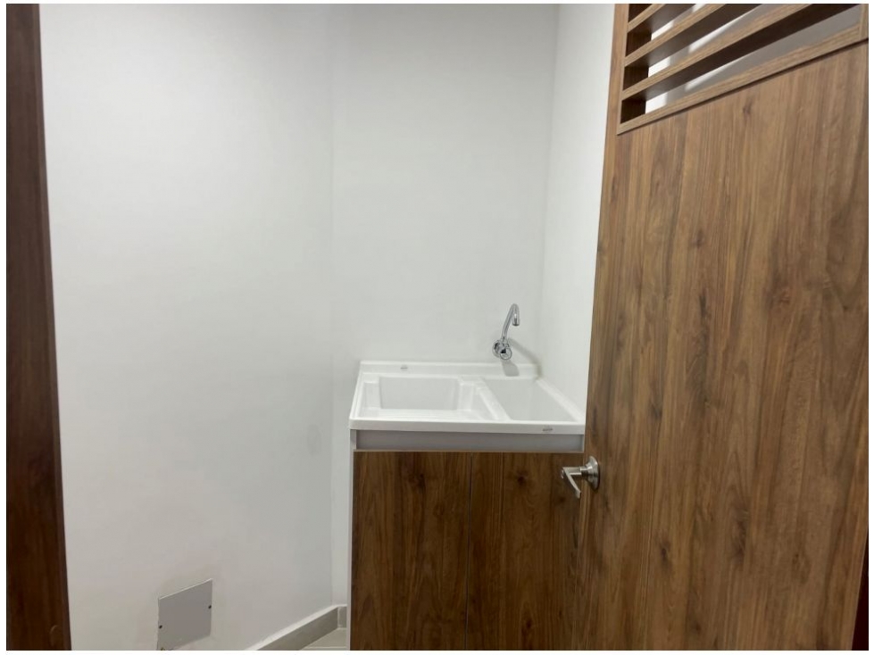 OPORTUNIDAD, BAJO DE PRECIO APARTAMENTO ESQUINERO EN LA MILLA DE ORO. — foto 5