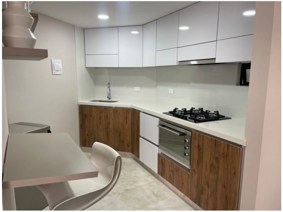 OPORTUNIDAD, BAJO DE PRECIO APARTAMENTO ESQUINERO EN LA MILLA DE ORO. — foto 2