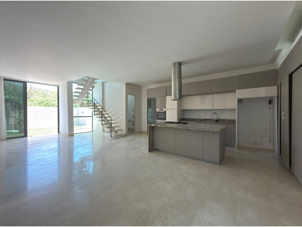 VENTA DE CASA DE TRES NIVELES EN PRADOMAR - 1