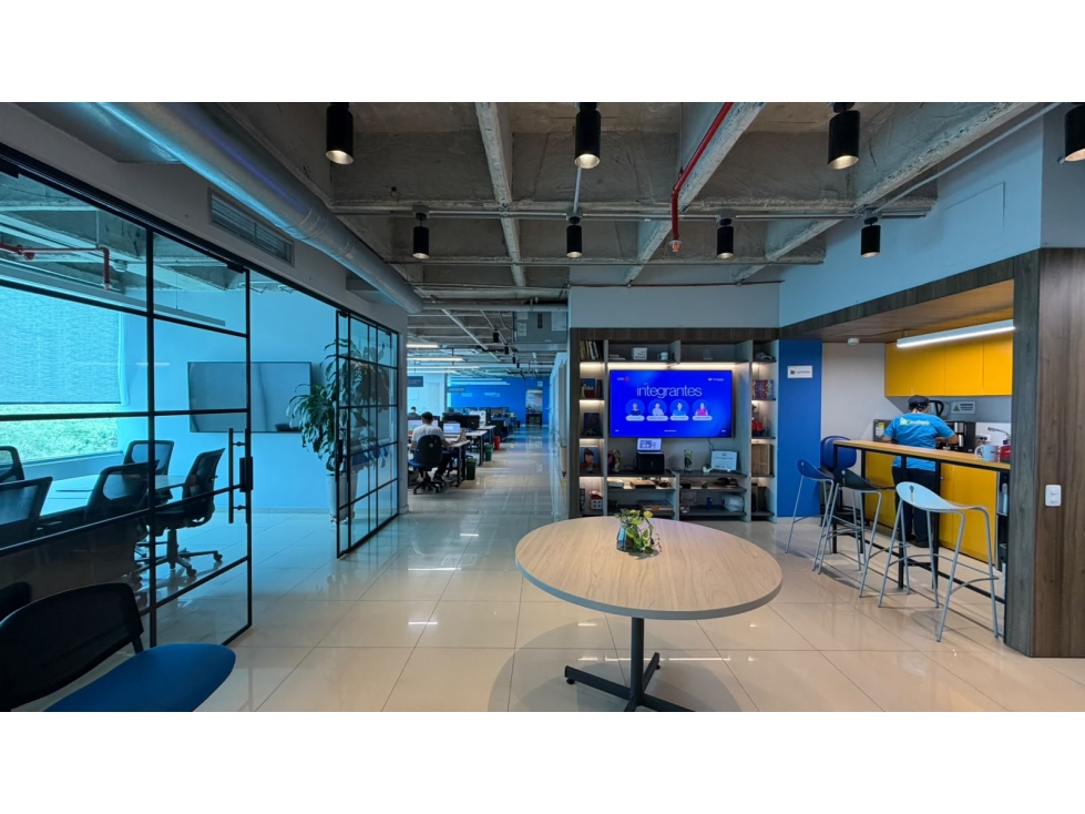 VENTA DE OFICINA AMOBLADA EN CENTRO EMPRESARIAL — foto 3