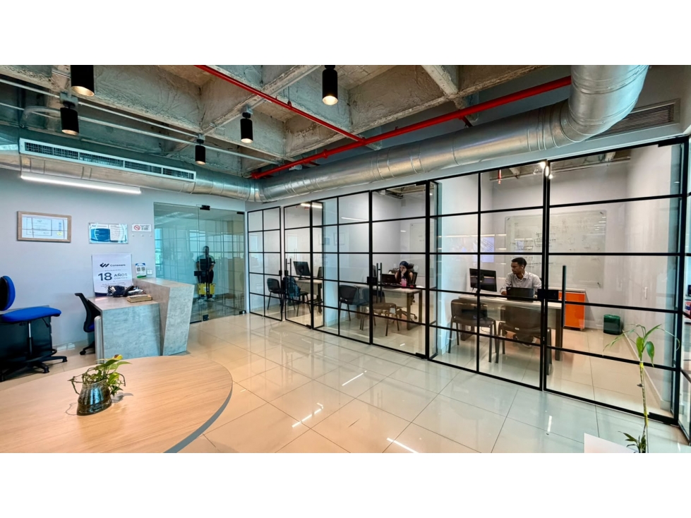 VENTA DE OFICINA AMOBLADA EN CENTRO EMPRESARIAL