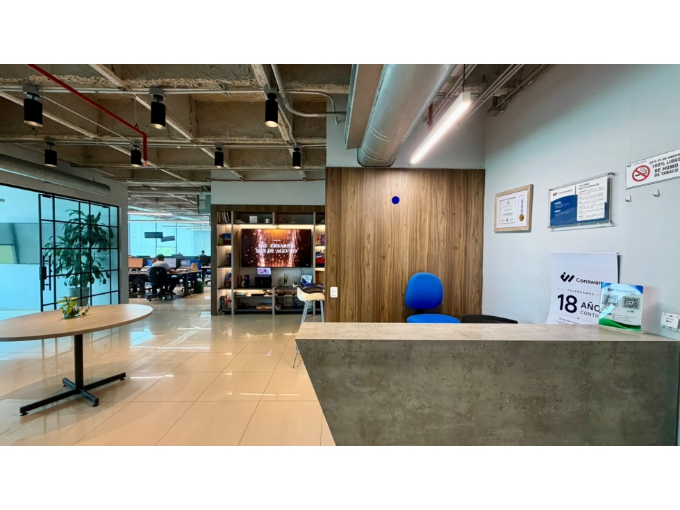VENTA DE OFICINA AMOBLADA EN CENTRO EMPRESARIAL — foto 2
