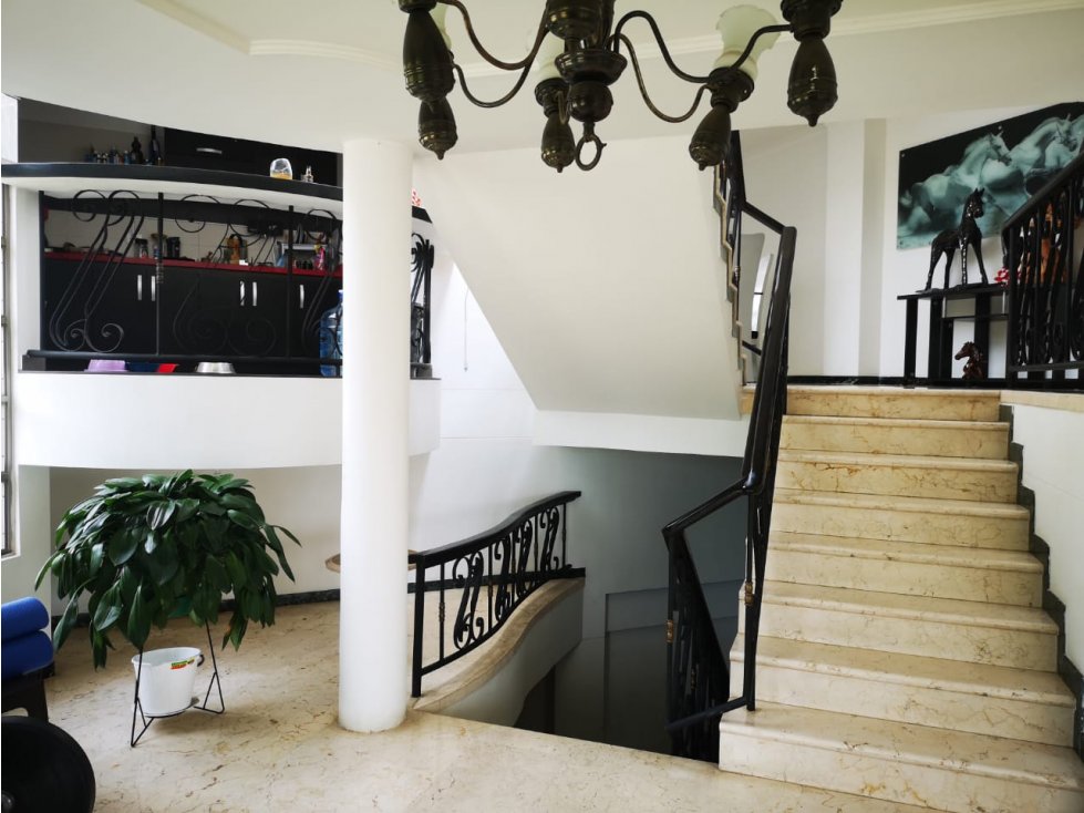 CASA ESQUINERA DE 5 NIVELES -UNIDAD CERRADA - 2