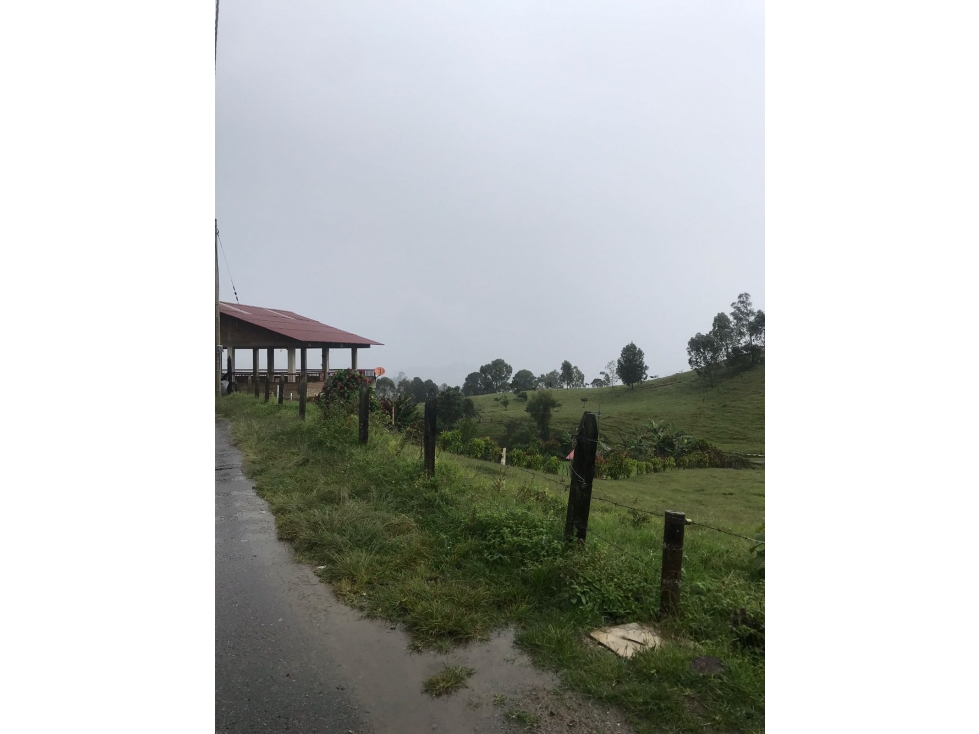 Lote con servicios para la venta - Vía Termales a borde de carretera - 5