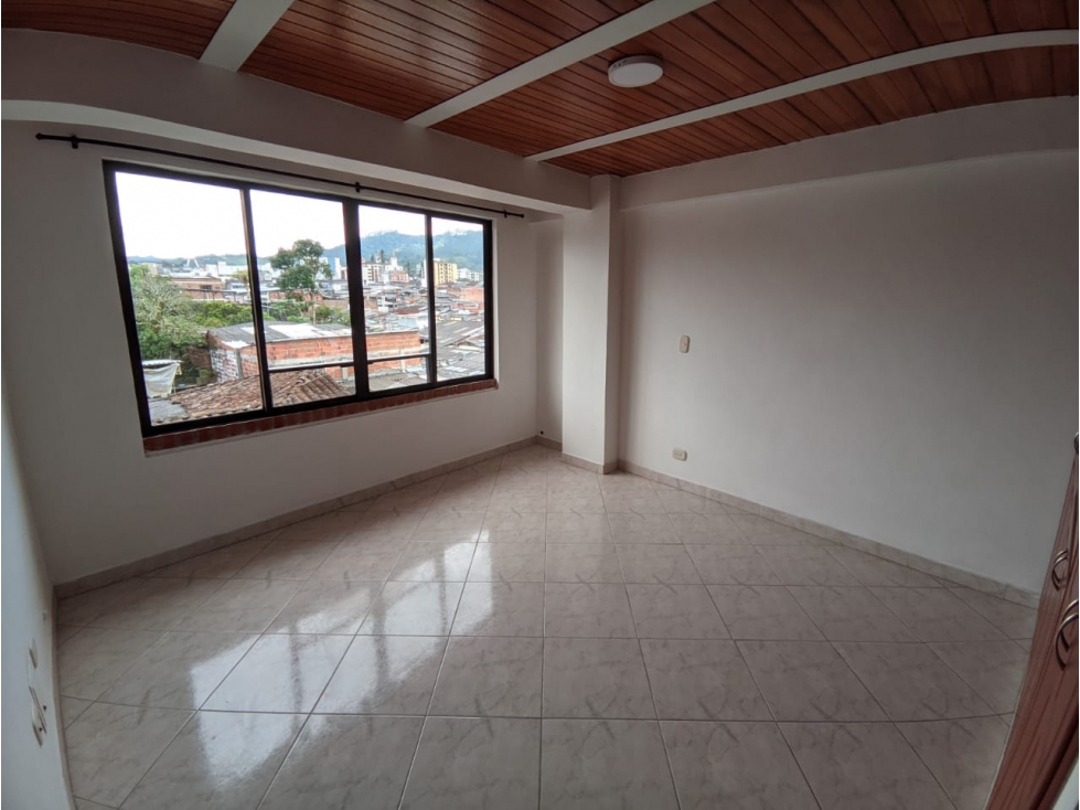 Apartamento en cuarto piso -bien ubicado - 4