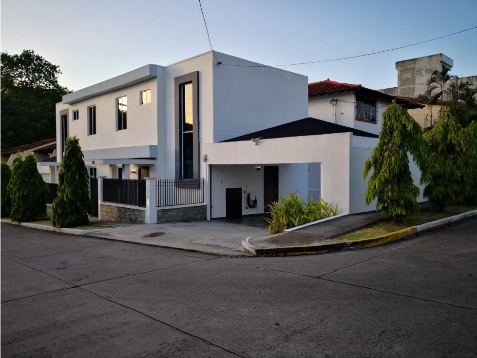 SE ALQUILA MODERNA CASA EN LA ALAMEDA