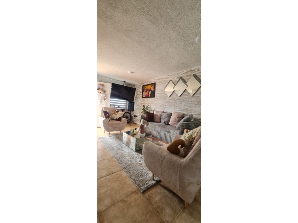 VENDO CASA REMODELADA EN CONJUNTO CERRADO DE CHINACOTA