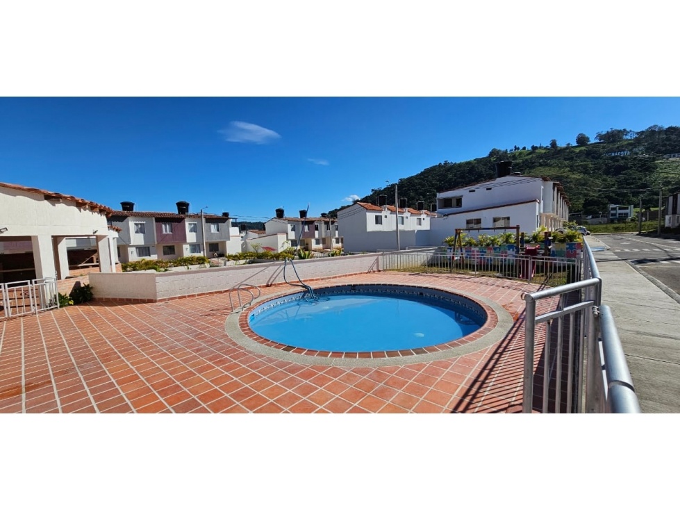 ARRIENDO CASA ECONOMICA EN CHINACOTA - 1