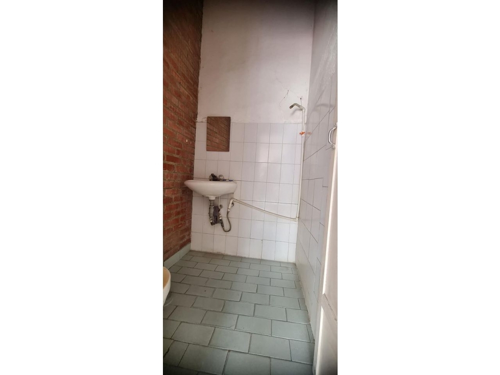 ARRIENDO LOCAL CENTRAL ESQUINERO EN CHINACOTA - 3