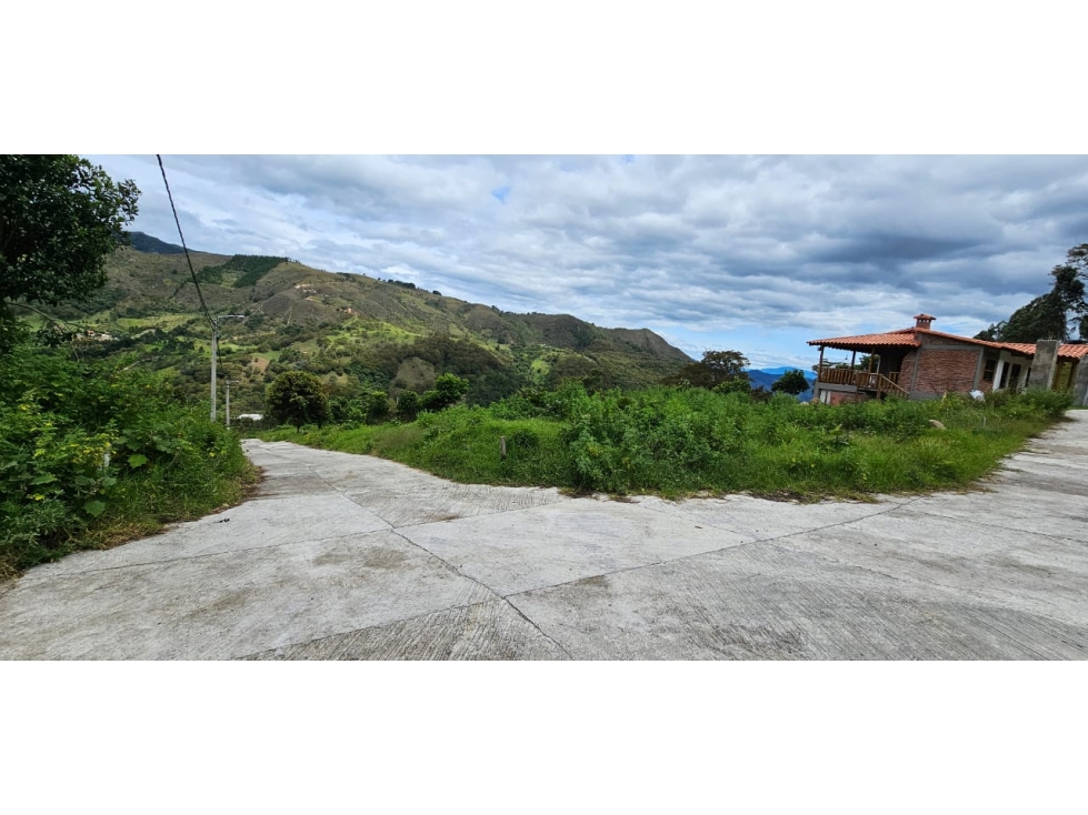 VENDO LOTE DE OPORTUNIDAD EN CHINACOTA - 4