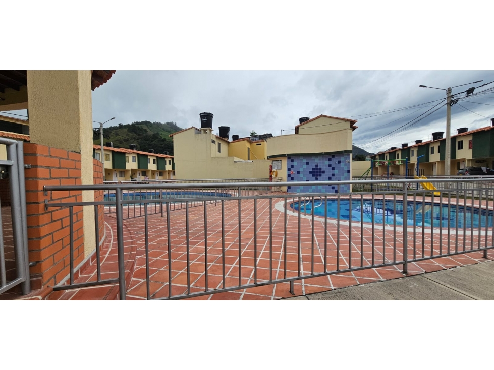 ARRIENDO CASA PARA ESTRENAR EN CONJUNTO CERRADO DE CHINACOTA — foto 2