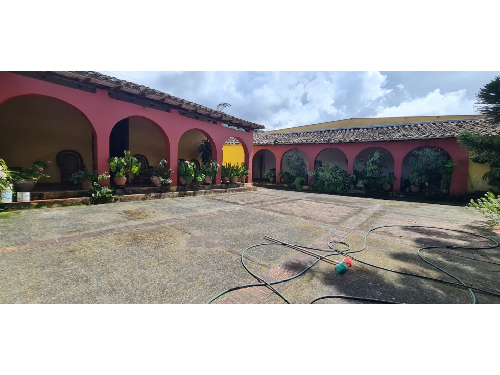 VENDO LOTE URBANO CON CASA COLONIAL EN CHINACOTA - 6