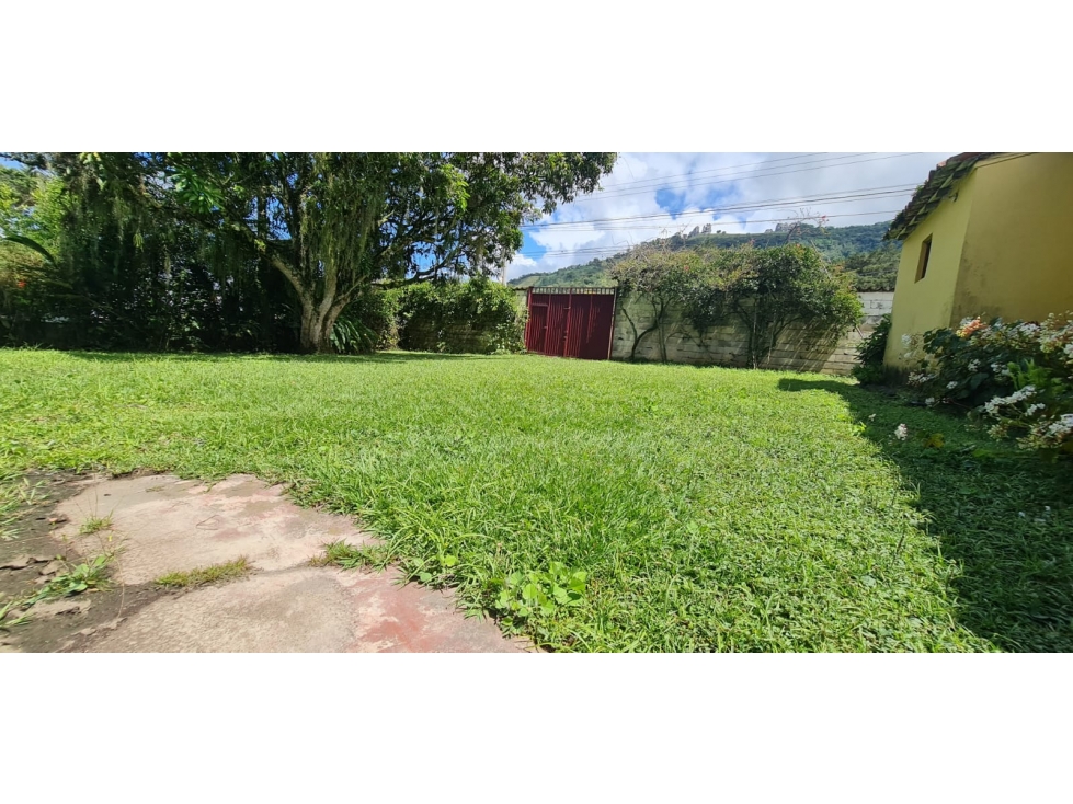 VENDO LOTE URBANO CON CASA COLONIAL EN CHINACOTA - 1
