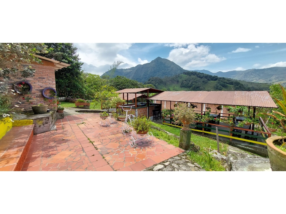 VENDO O PERMUTO RESTAURANTE AMOBLADO EN CHINACOTA - 1