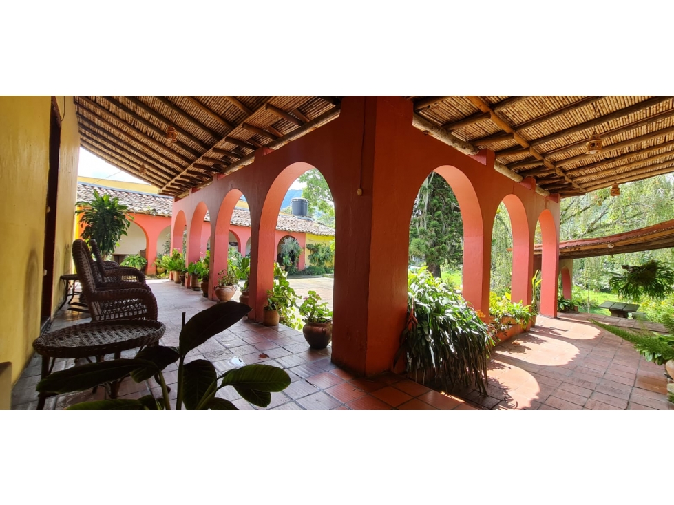 VENDO LOTE URBANO CON CASA COLONIAL EN CHINACOTA - 2