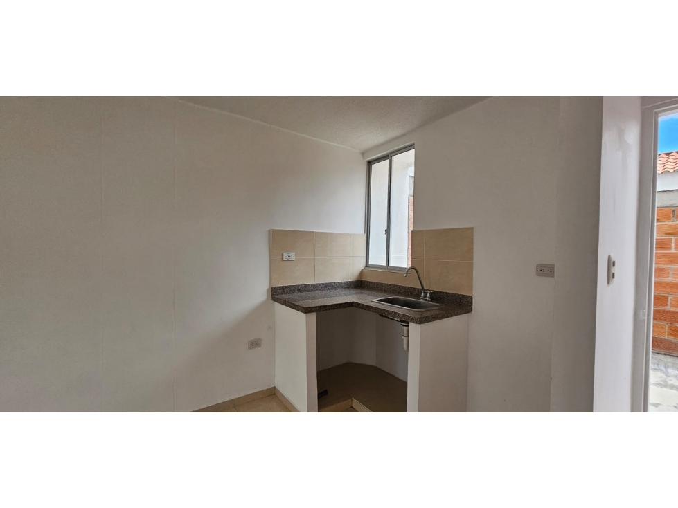 ARRIENDO CASA ECONOMICA EN CHINACOTA - 3