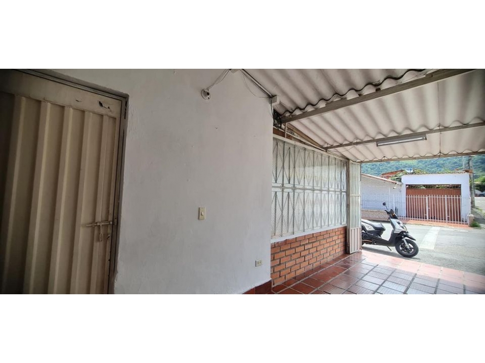 ARRIENDO LOCAL CENTRAL ESQUINERO EN CHINACOTA - 5