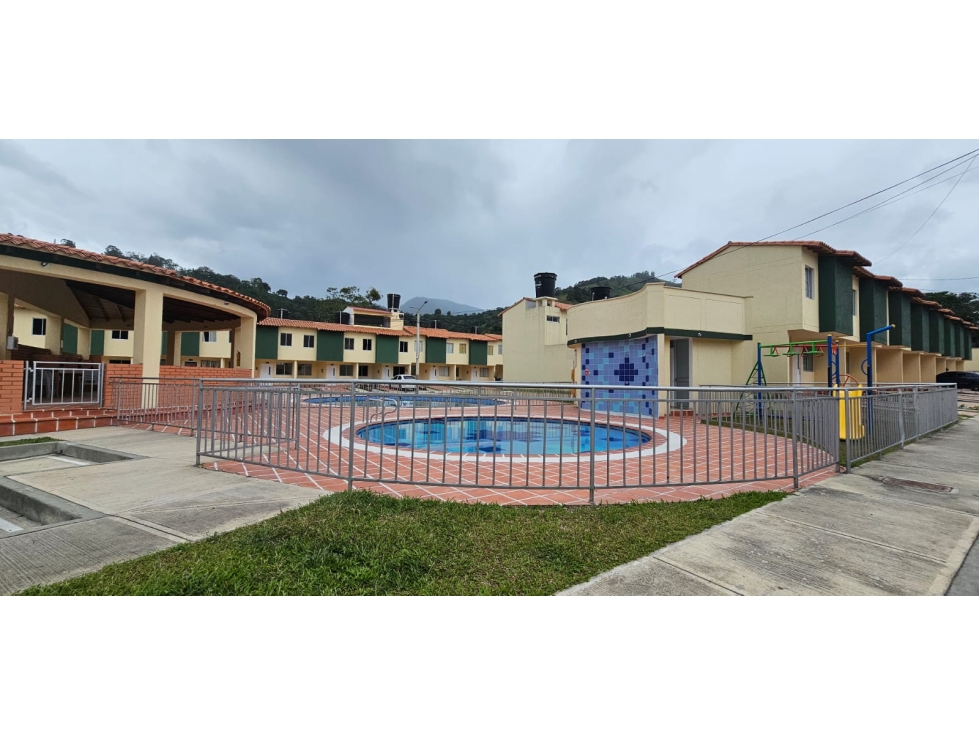 ARRIENDO CASA PARA ESTRENAR EN CONJUNTO CERRADO DE CHINACOTA