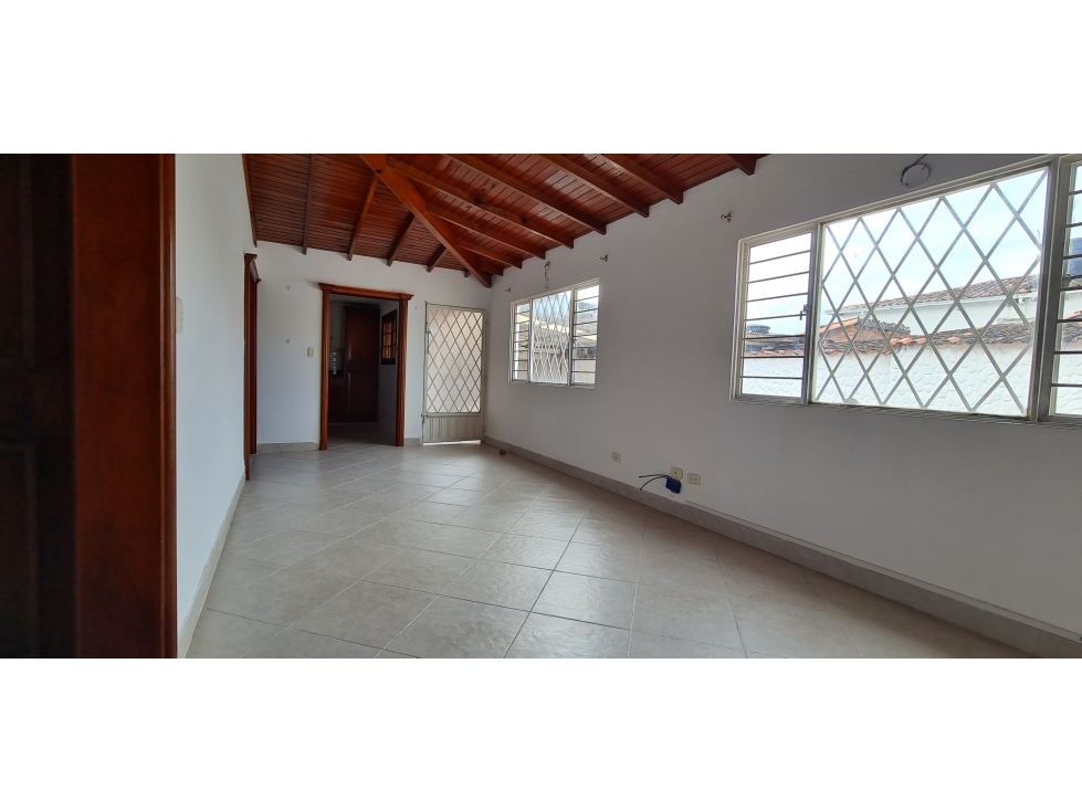 VENDO CASA AMPLIA EN CHINACOTA BARRIO LA CRISANA