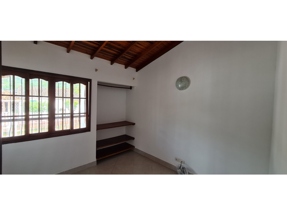VENDO CASA AMPLIA EN CHINACOTA BARRIO LA CRISANA — foto 5