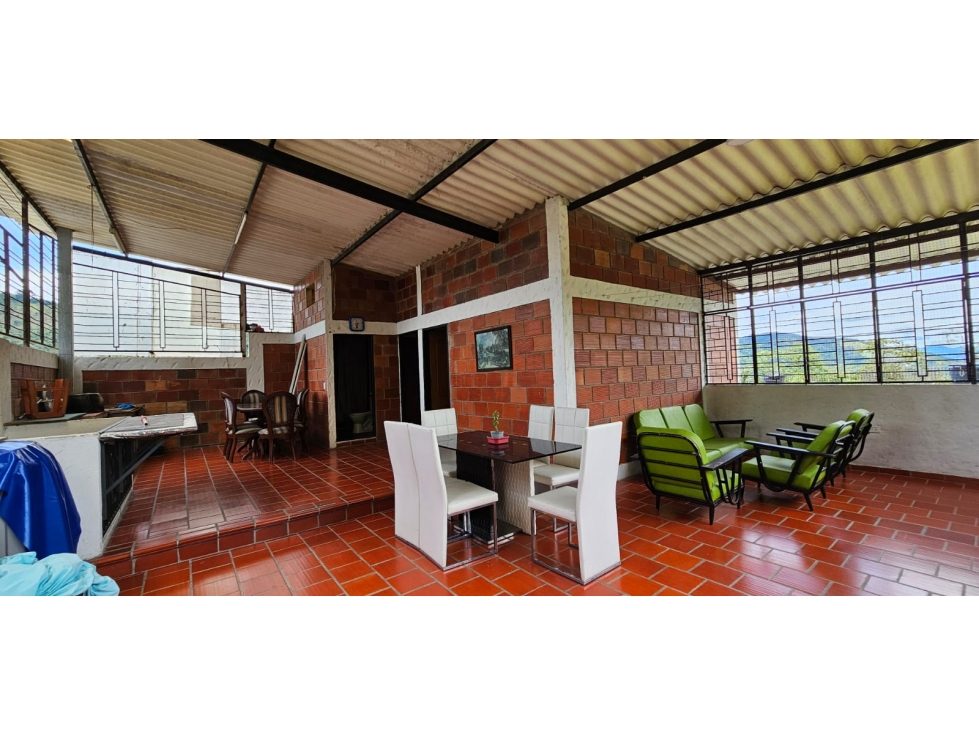 VENDO CASA AMPLIA EN CHINACOTA - 2
