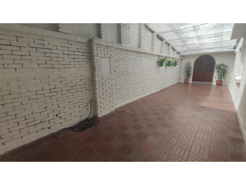 VENDO LINDA CASA MEDIANERA EN LA ALHAMBRA! — foto 2