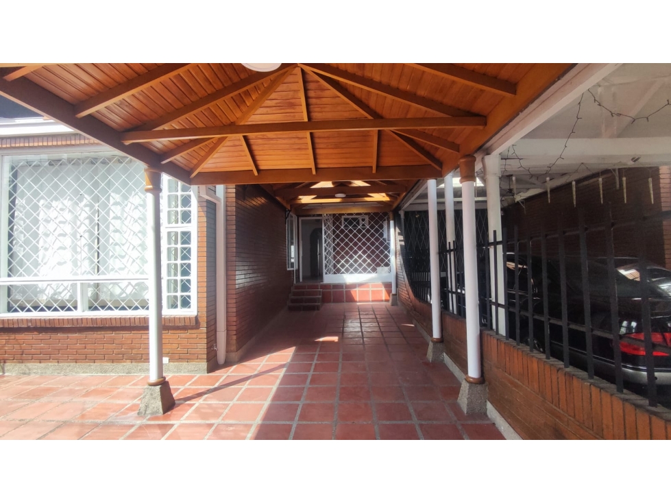 VENDO LINDA CASA EN BARRIO BATÁN!