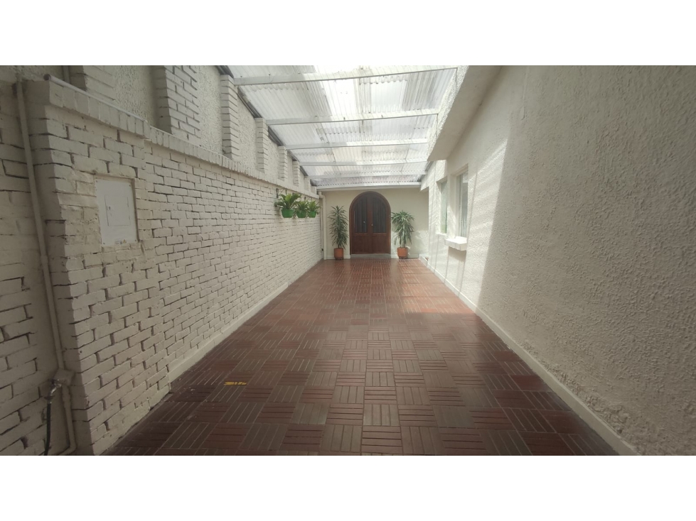 VENDO LINDA CASA MEDIANERA EN LA ALHAMBRA! — foto 3