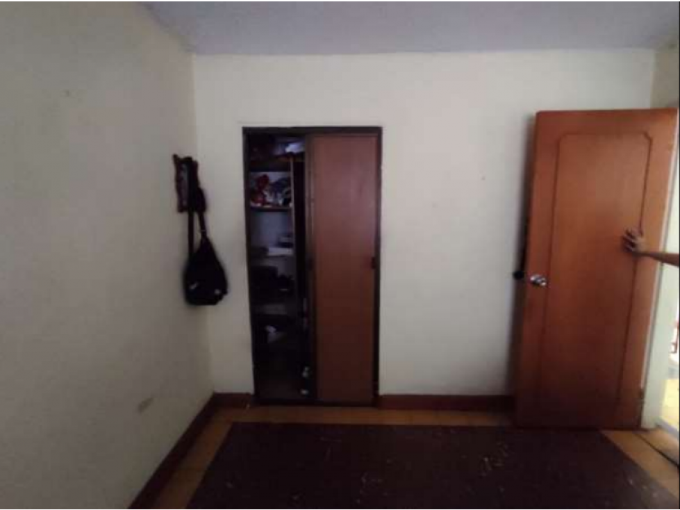 VENTA DE CASA EXTERNA DE TRES PISOS EN BARRIO POPULAR