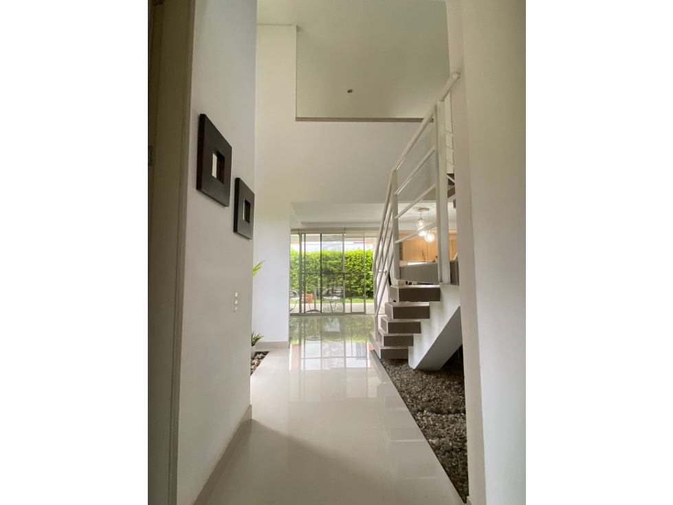 VENTA DE HERMOSA CASA DE 2 PISOS EN LAS MERCEDES — foto 2
