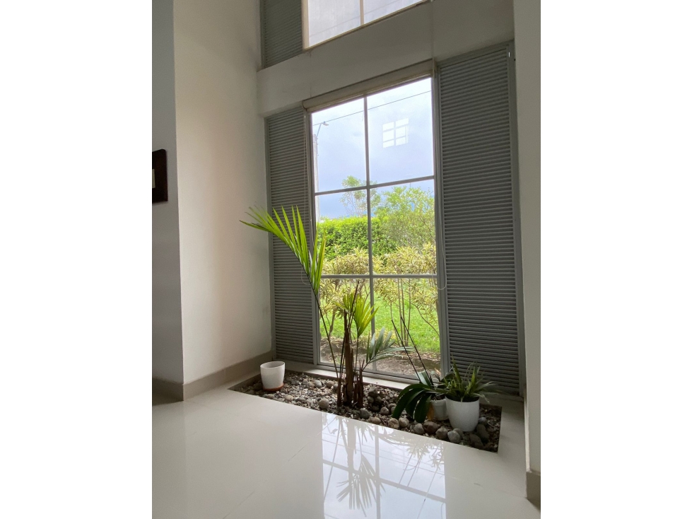 VENTA DE HERMOSA CASA DE 2 PISOS EN LAS MERCEDES — foto 3